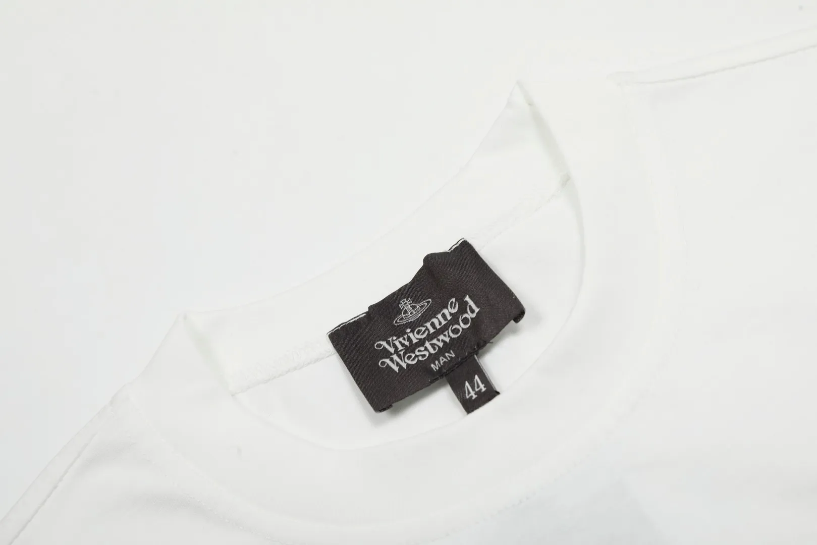VIVI 139# "Exclusive style" vivienne west wood Queen Mother Vivienne Saturn logo printed short sleeves. The new fabrics have been machine washed at high temperature + water twice. The only one in the entire network that achieves 0 shrinkage. The Solona thread is arranged. The threaded neckline does not deform. It is tight and dense. Welcome to compare. The entire series of correct accessories. Every detail is completely restored and can be stretched directly.